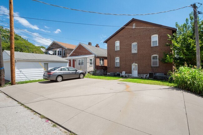 Building Photo - 3535 Lawn Ave
