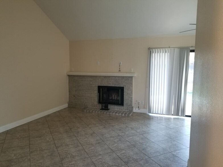 Building Photo - 10943 Country View Dr