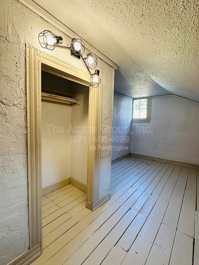 Building Photo - 604 NE San Rafael St