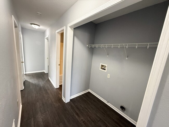 Building Photo - 417 NW Woodbury Dr