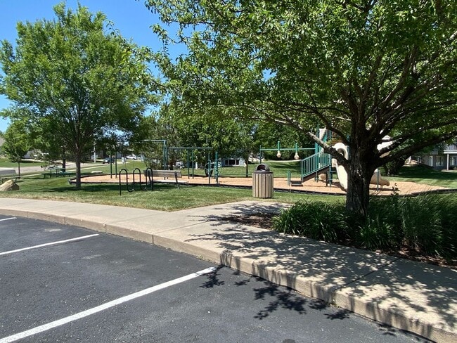 Building Photo - 840 N Bedford Ct