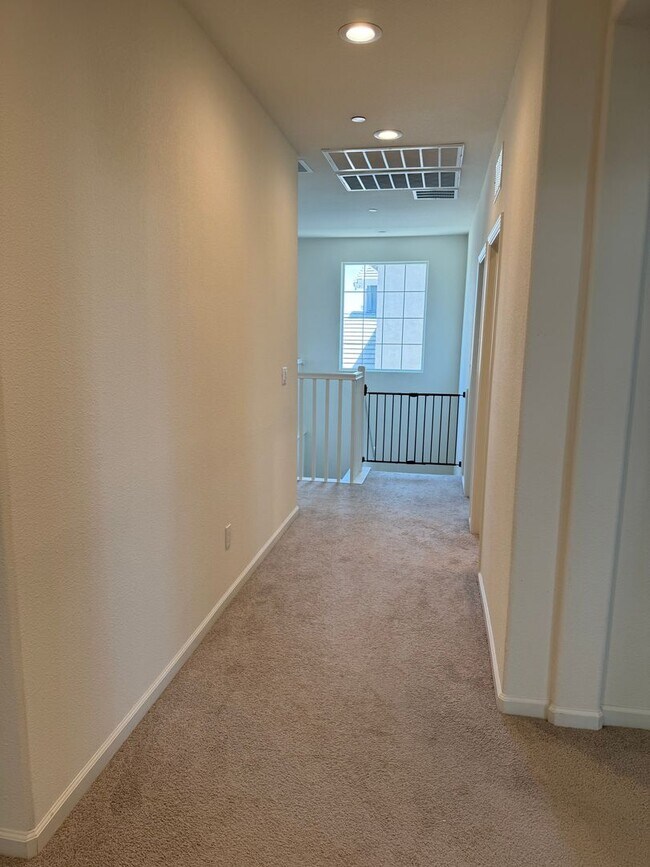 Building Photo - Beautiful 5 Bedroom, 3 Bathroom, 2800 Sqft...