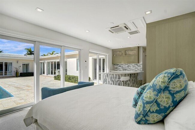 Building Photo - 2514 Yacht Club Blvd