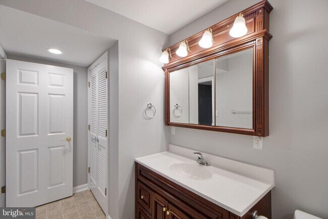 Building Photo - 7420 Mayflower Ct