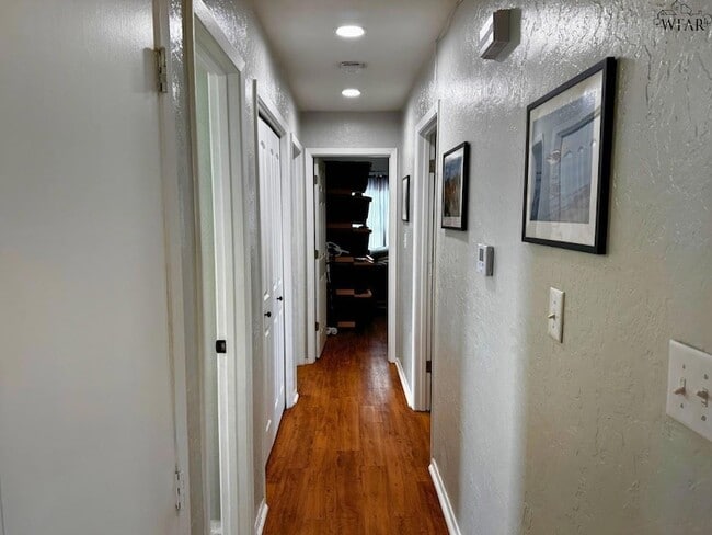 Building Photo - 2119 Selma Dr