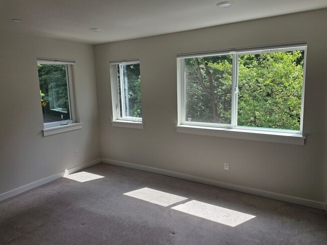 Building Photo - Beautiful New Townhouse 4BD Bothell