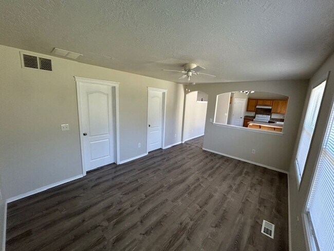 Building Photo - Cute Caldwell Home
