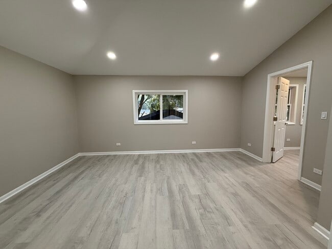 Building Photo - 337 Woodland Dr
