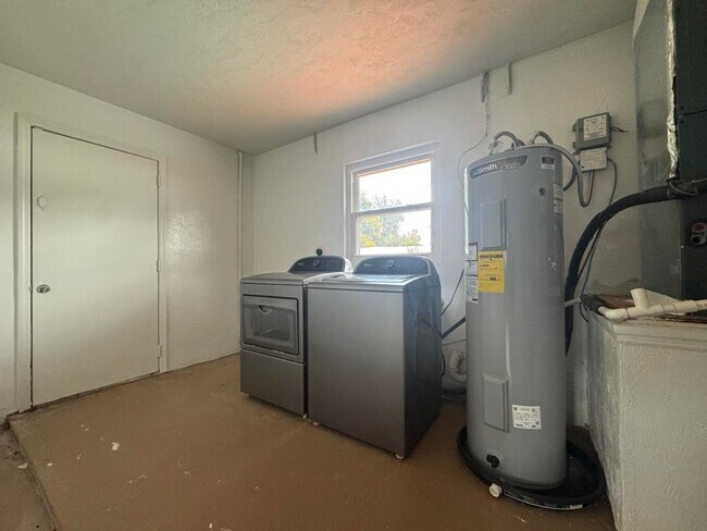 Building Photo - 3/2 Pool Home in Deltona Lakes