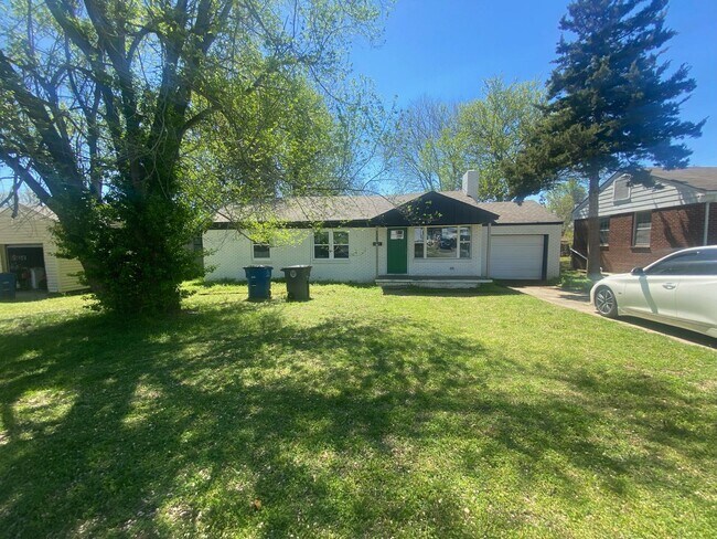 Building Photo - Gorgeous 3 Bed, 2 Bath Home with Modern Up...