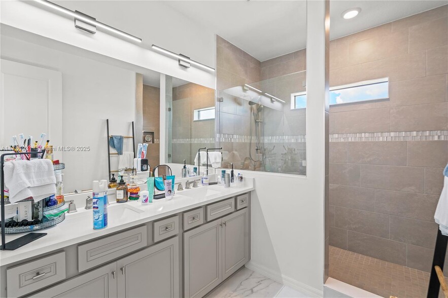 Building Photo - 4461 Waterside Dr