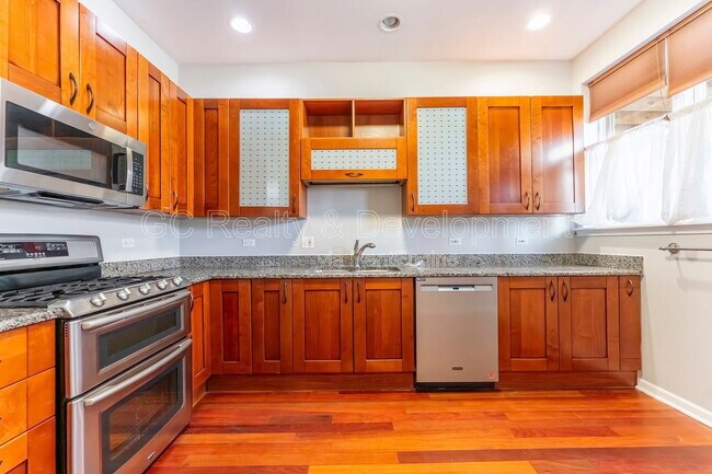 Building Photo - 4406 N Sacramento Ave