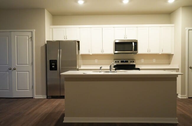 Building Photo - Available April 1st!! Townhome!! Near to I...