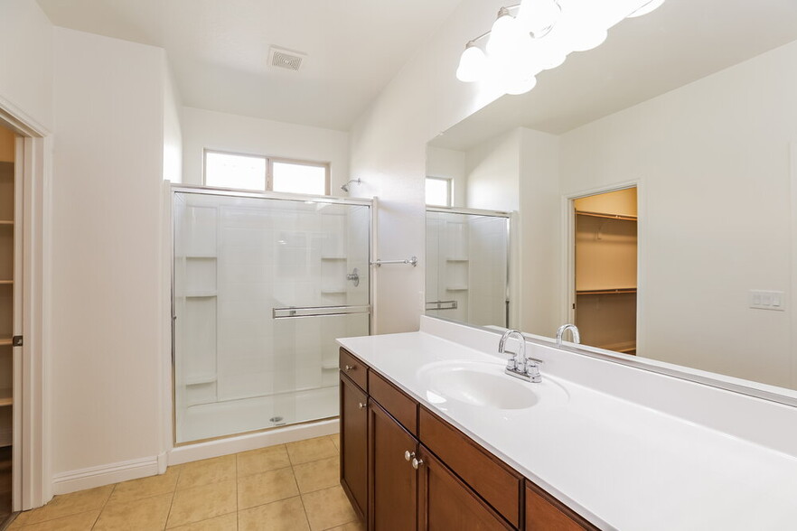 Building Photo - 1655 W Paisley Dr