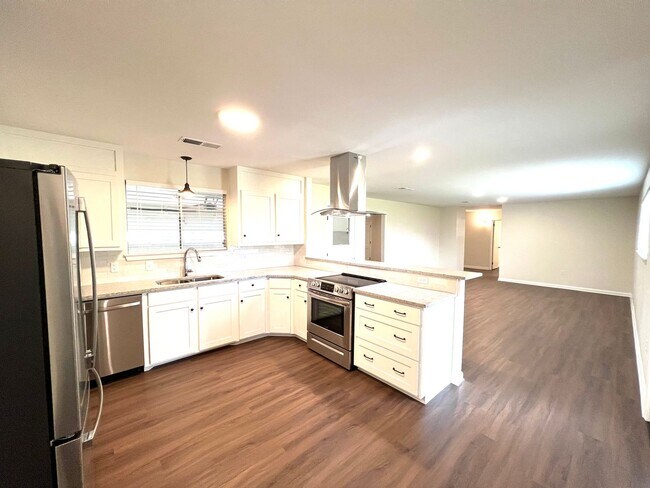 Building Photo - Updated 3 Bedroom Home with All Appliances & Double Garage