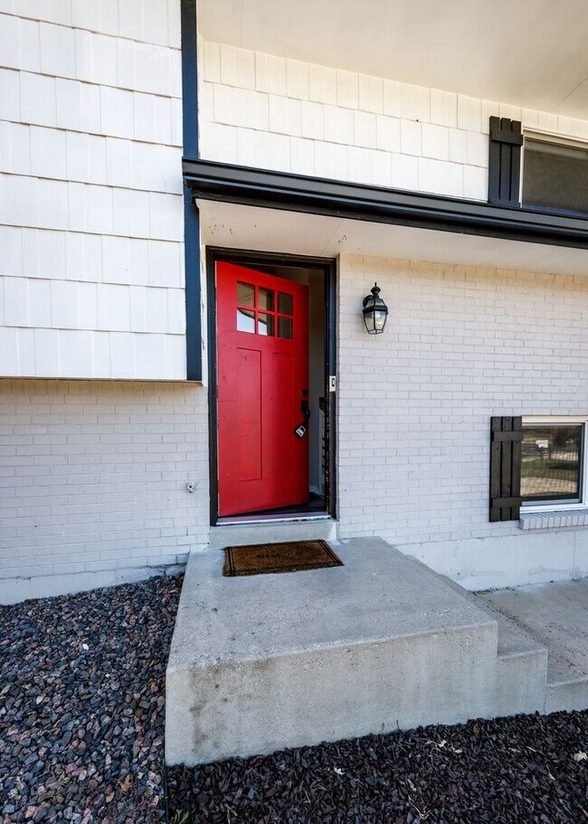 Building Photo - Charming 3 Bed Home Centrally located, Lar...