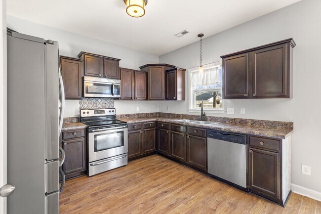 Building Photo - Towne Pointe