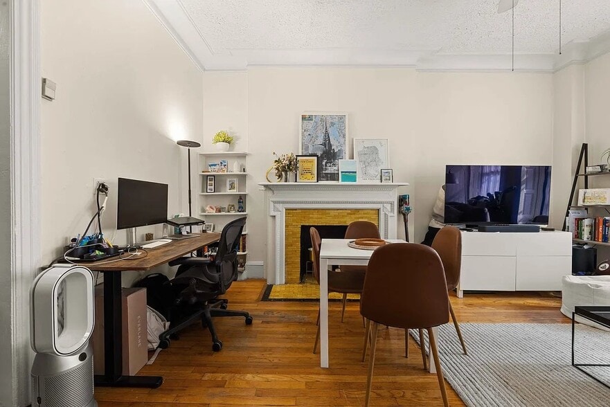 Building Photo - 139 W 80th St