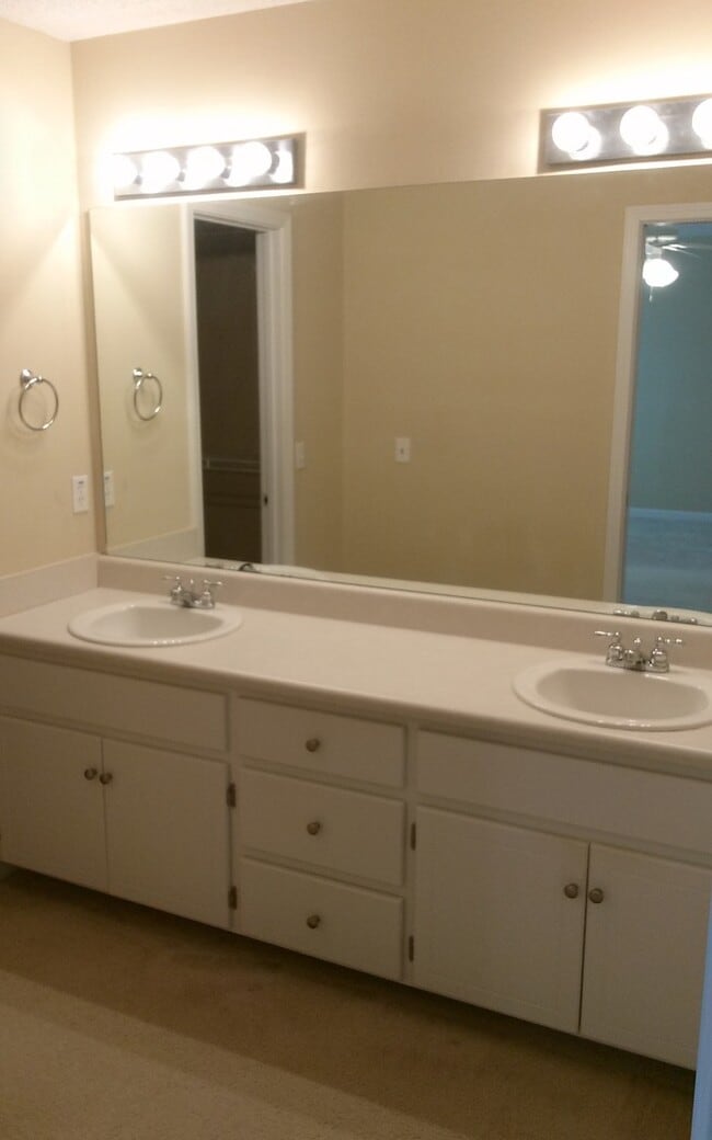 Building Photo - Creekside Subdivision   6 Month Lease Only!