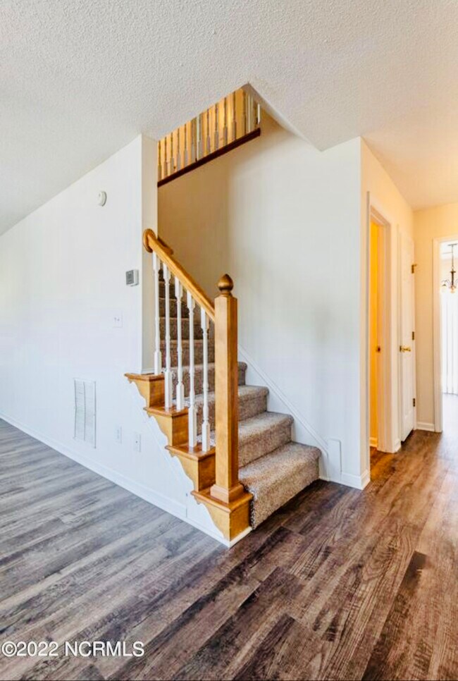 Building Photo - 2335 Vineyard Dr