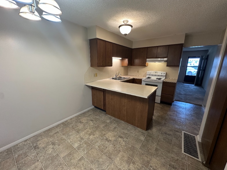 Building Photo - 606 Cumberland Dr