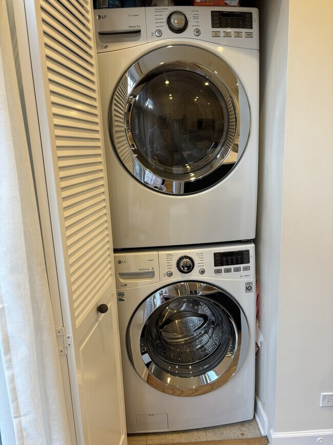 Building Photo - 854 N Ogden Ave