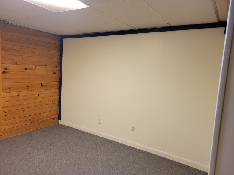 Building Photo - 103 Fiat Ave