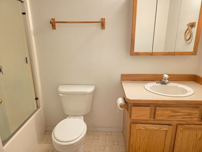 Building Photo - 931 NE Hidden Valley Dr