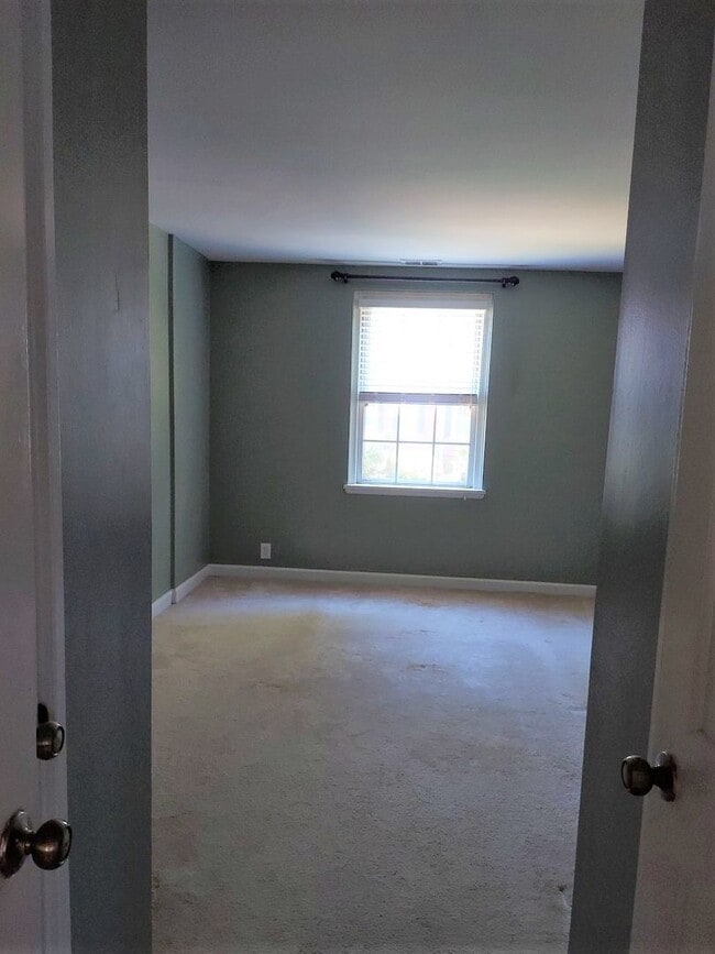 Building Photo - Stunning And Spacious 2-Level, 1 Bedroom, ...