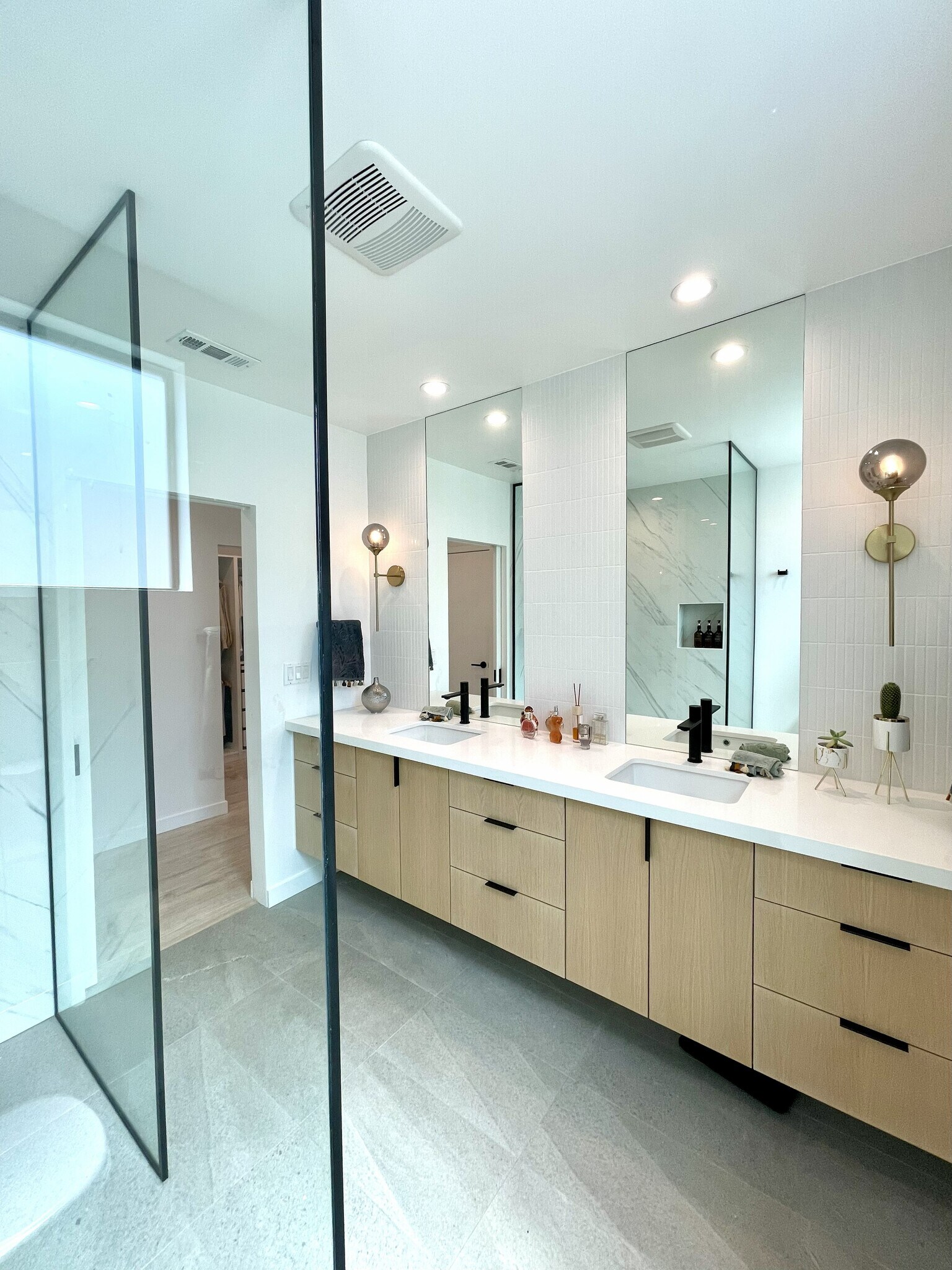 Building Photo - 6143 Carpenter Ave