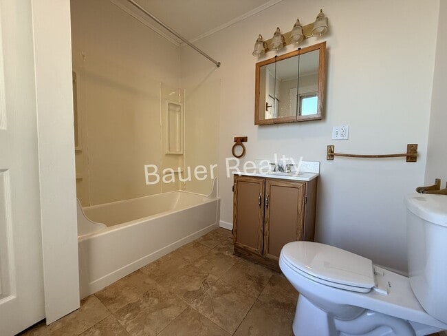 Building Photo - Three Beds, 1.5 Baths