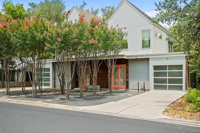 Building Photo - 1302 S 5th St