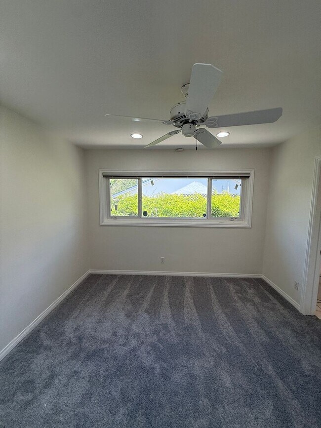 Building Photo - Beautiful One Level, 3 Bedroom, 3 Bathroom Tarzana Pool Home for Lease!