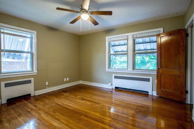 Building Photo - Charming 3 BR/3 BA Semi-Detached Home in F...