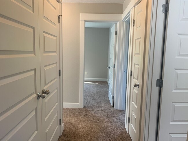 Building Photo - Townhome in Highly desired  Camas -Lacamas...