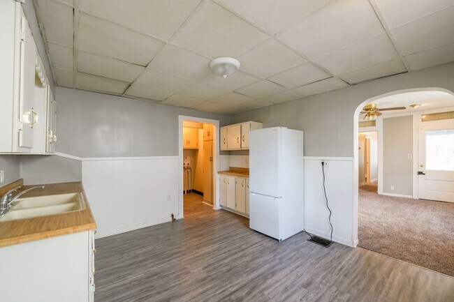 Building Photo - 1808 E Oak St