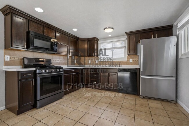 Building Photo - 903 W 15th St