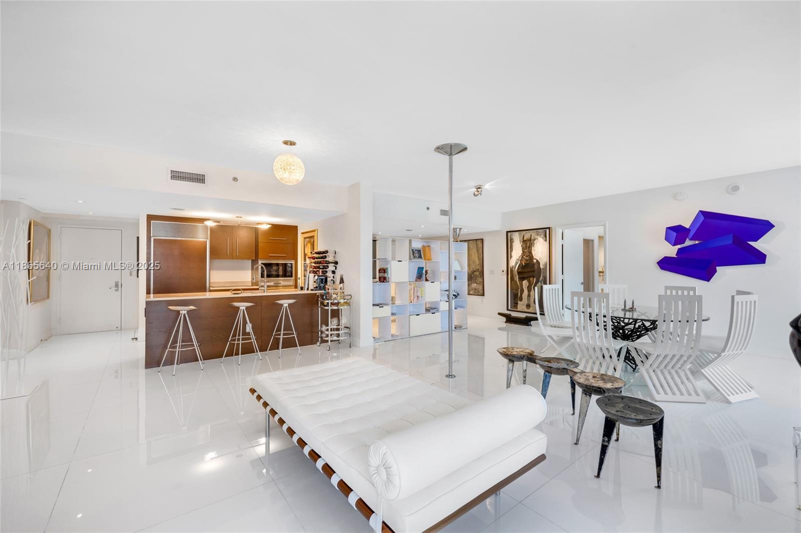 Building Photo - 475 Brickell Ave