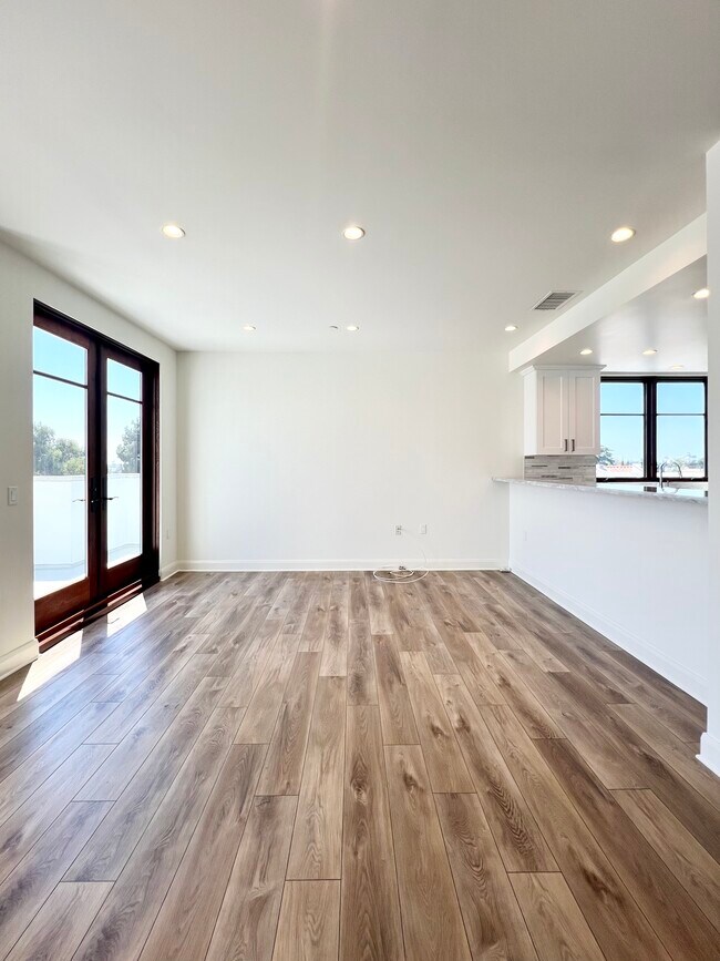 dining room w/breakfast bar - 859 S Lucerne Blvd