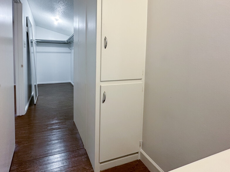 bedroom 2 half bath/closet - 406 E Wells St
