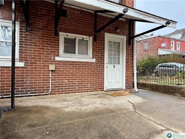 Building Photo - 728 E 6th St