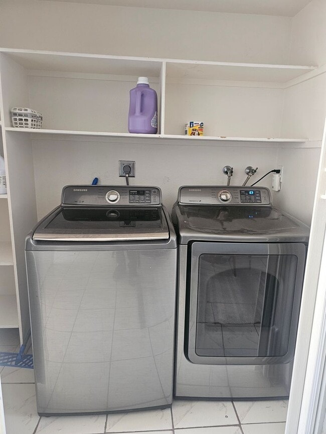 Building Photo - 2 bed/ 1.5 bath Townhouse with private garage