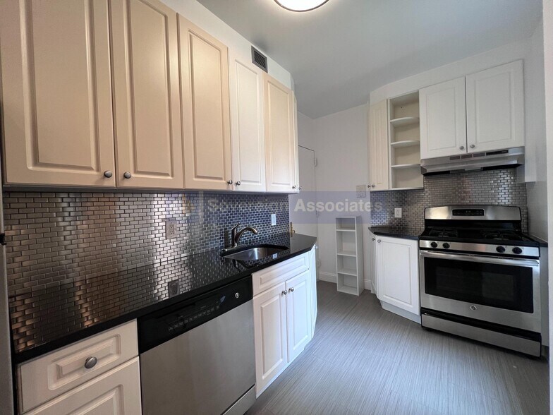 Building Photo - 105 Pinehurst Ave