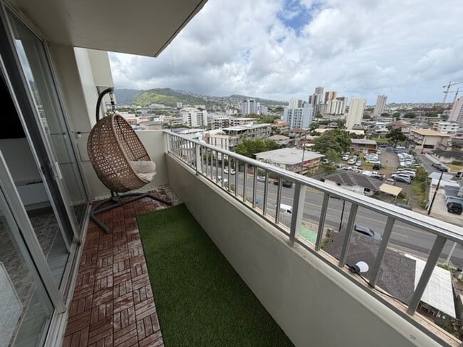 Building Photo - Fully Furnished Remodeled 1 bed w/ parking & views- Electric INCLUDED