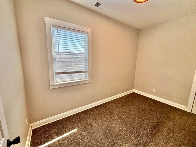 Building Photo - 513 E Ormsby Ave