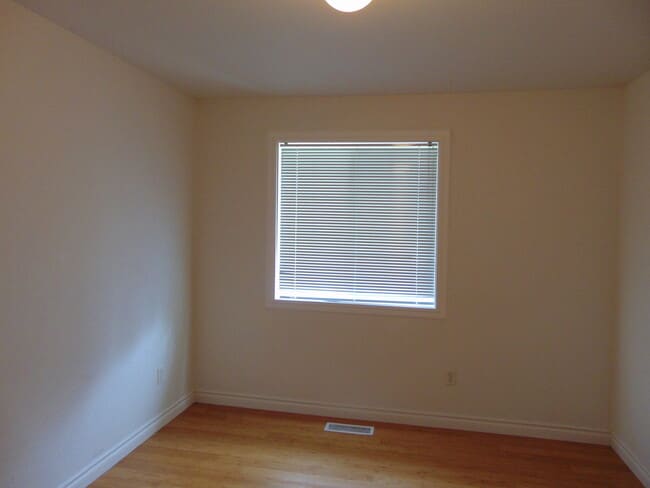 Building Photo - Stunning 3BR 1.75 BA Sammamish Home.  Rece...