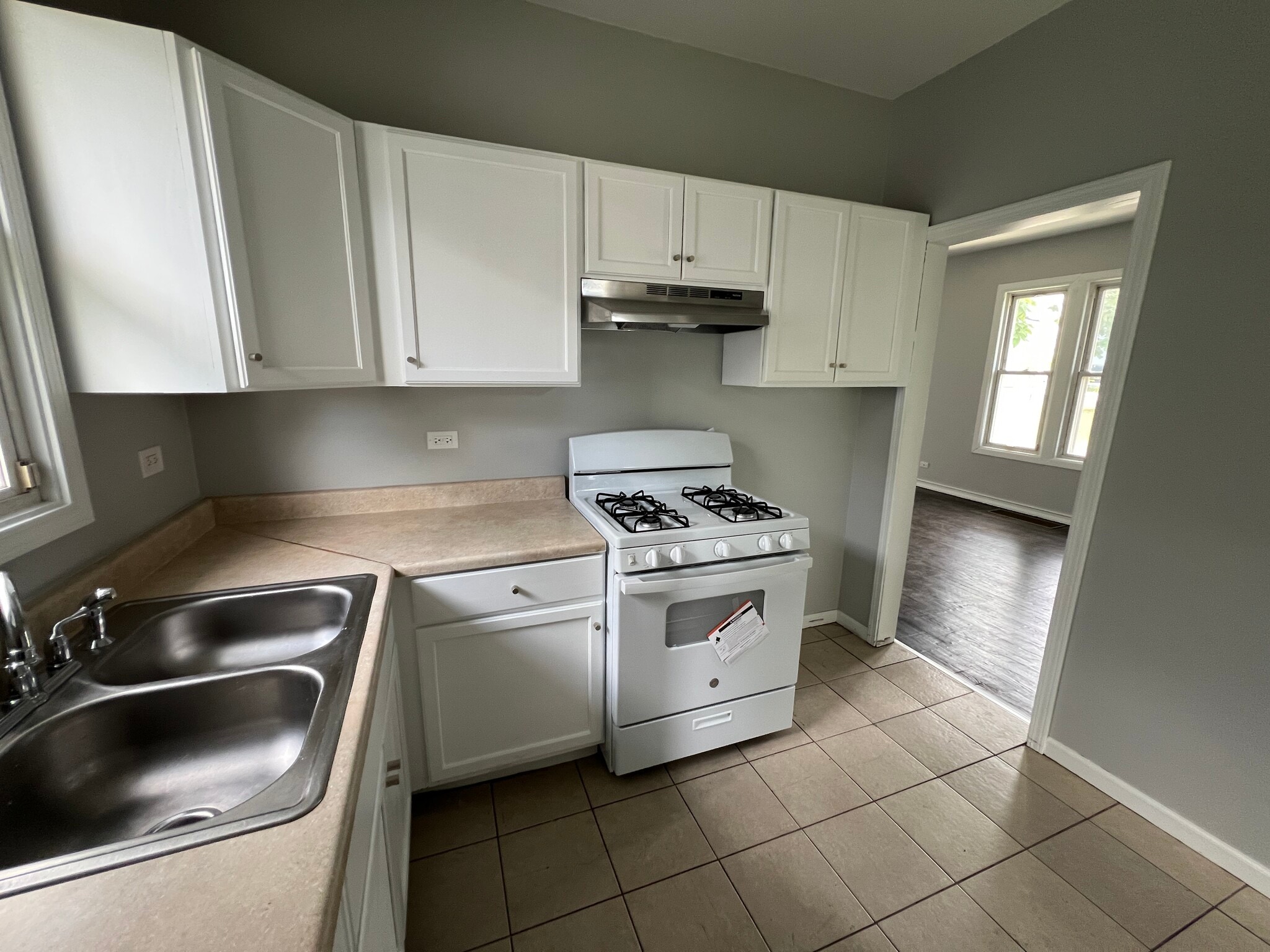Building Photo - 1122 W 144th St