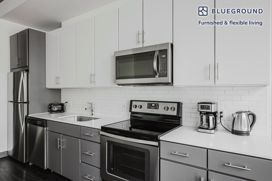 Building Photo - 215 W Lake St