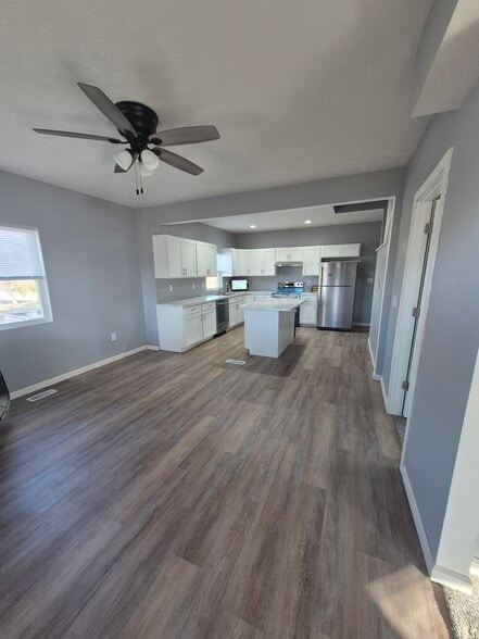 Building Photo - 302 Maple St