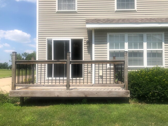 Building Photo - Beautiful 3B 2.5 bathroom townhouse in Blo...